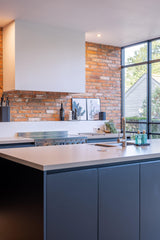 Verbouwing met aanbouw in Hillegersberg-Sensbouw-Luxe keuken design,Stalen puien interieur,Veel daglicht woning,Visgraat vloer interieur,Woonkamer met tuin verbinding-Verbouwing met moderne aanbouw-OBLY