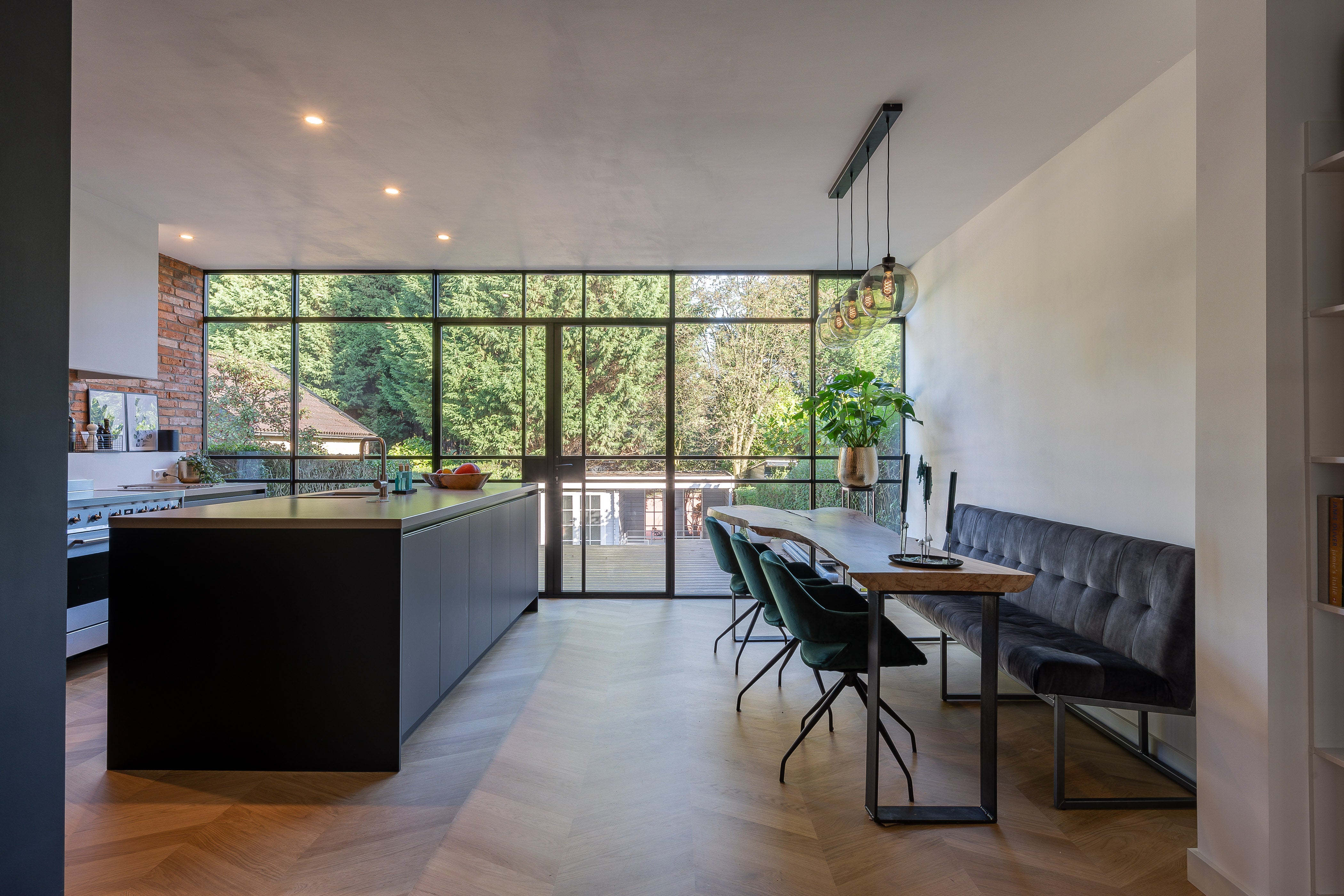 Verbouwing met aanbouw in Hillegersberg-Sensbouw-Luxe keuken design,Stalen puien interieur,Veel daglicht woning,Visgraat vloer interieur,Woonkamer met tuin verbinding-Verbouwing met moderne aanbouw-OBLY