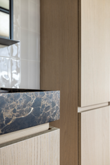 Vervolg urban vila met vleugje-INGE BOUMAN INTERIEUR | ARCHITECTUUR-Maatwerk eiken kast met geïntegreerd bureau | Minimalistisch interieur-OBLY