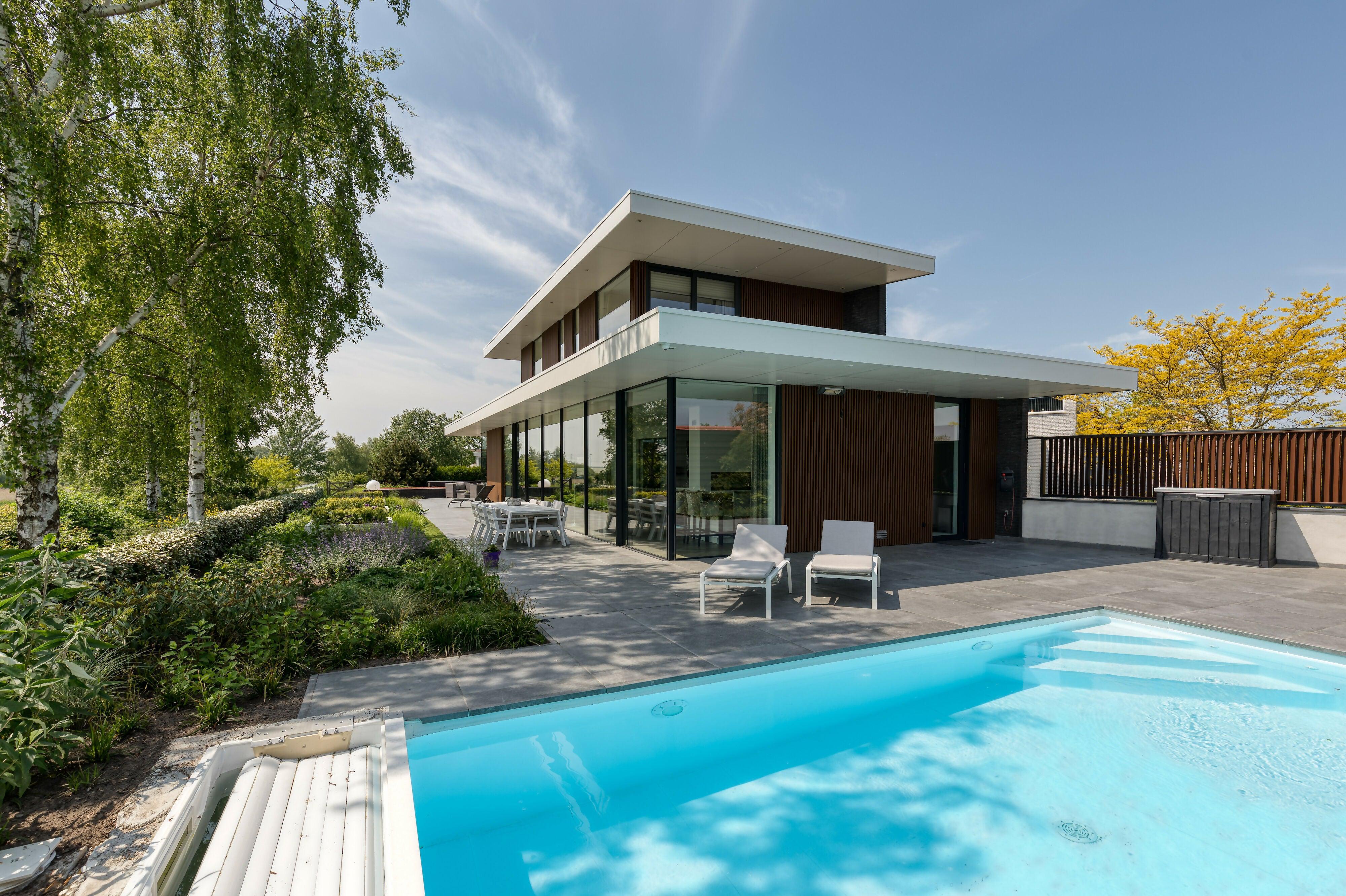 Villa Bergen op Zoom-KELLER minimal windows® by Kumasol-aluminium kozijnen,binnen buiten wonen,Exterieur,Glasdesign,glasspecialist,glazen schuifpui,luxe woning,moderne architectuur,moderne villa,open leefruimte,veel daglicht,villa met zwembad-OBLY