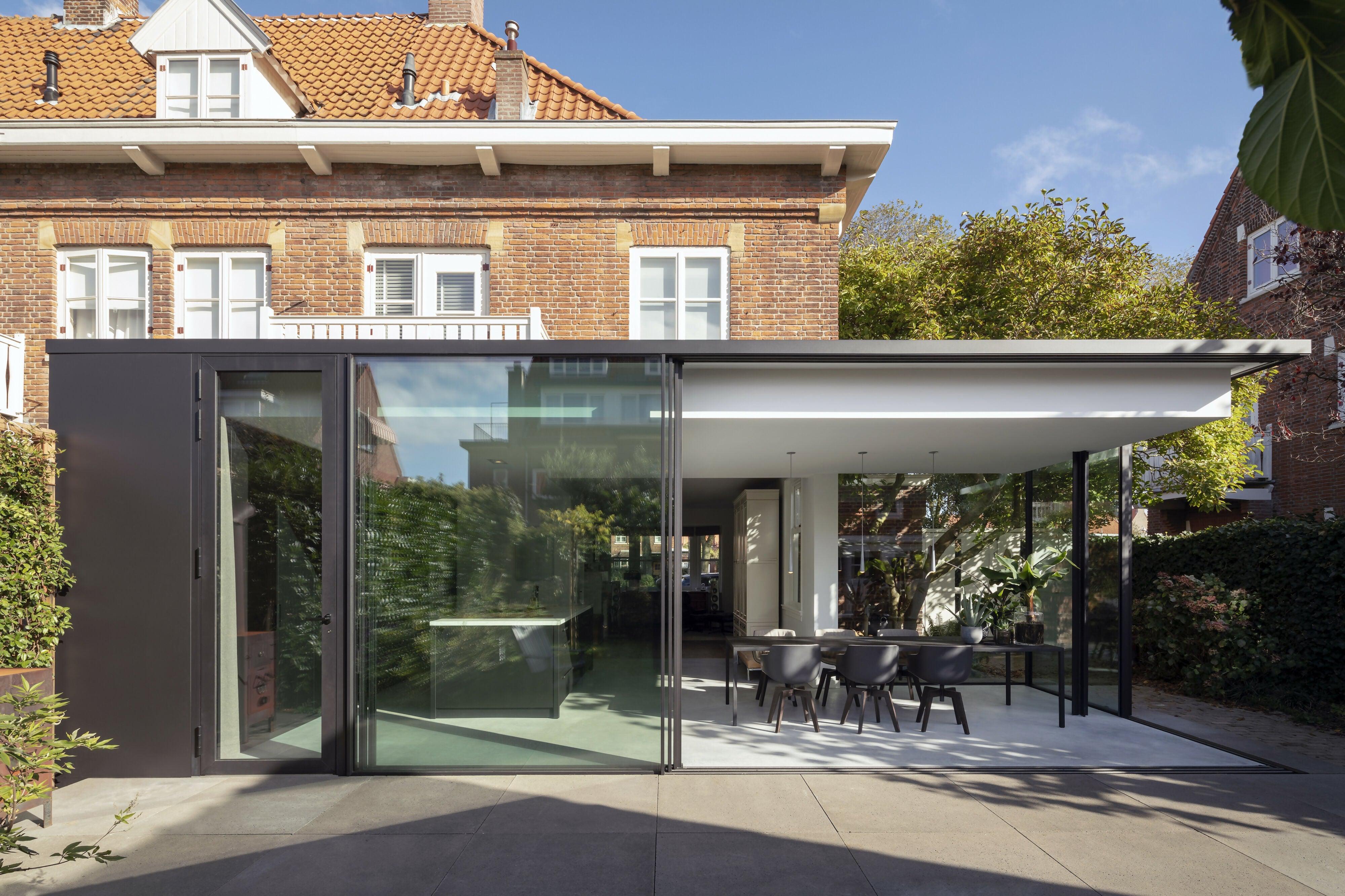 Villa Den Haag-KELLER minimal windows® by Kumasol-aluminium kozijnen,binnen buiten verbinding,Exterieur,glazen uitbouw,luxe woning,moderne villa den haag,open leefruimte,strakke architectuur,veel daglicht,villa renovatie-OBLY