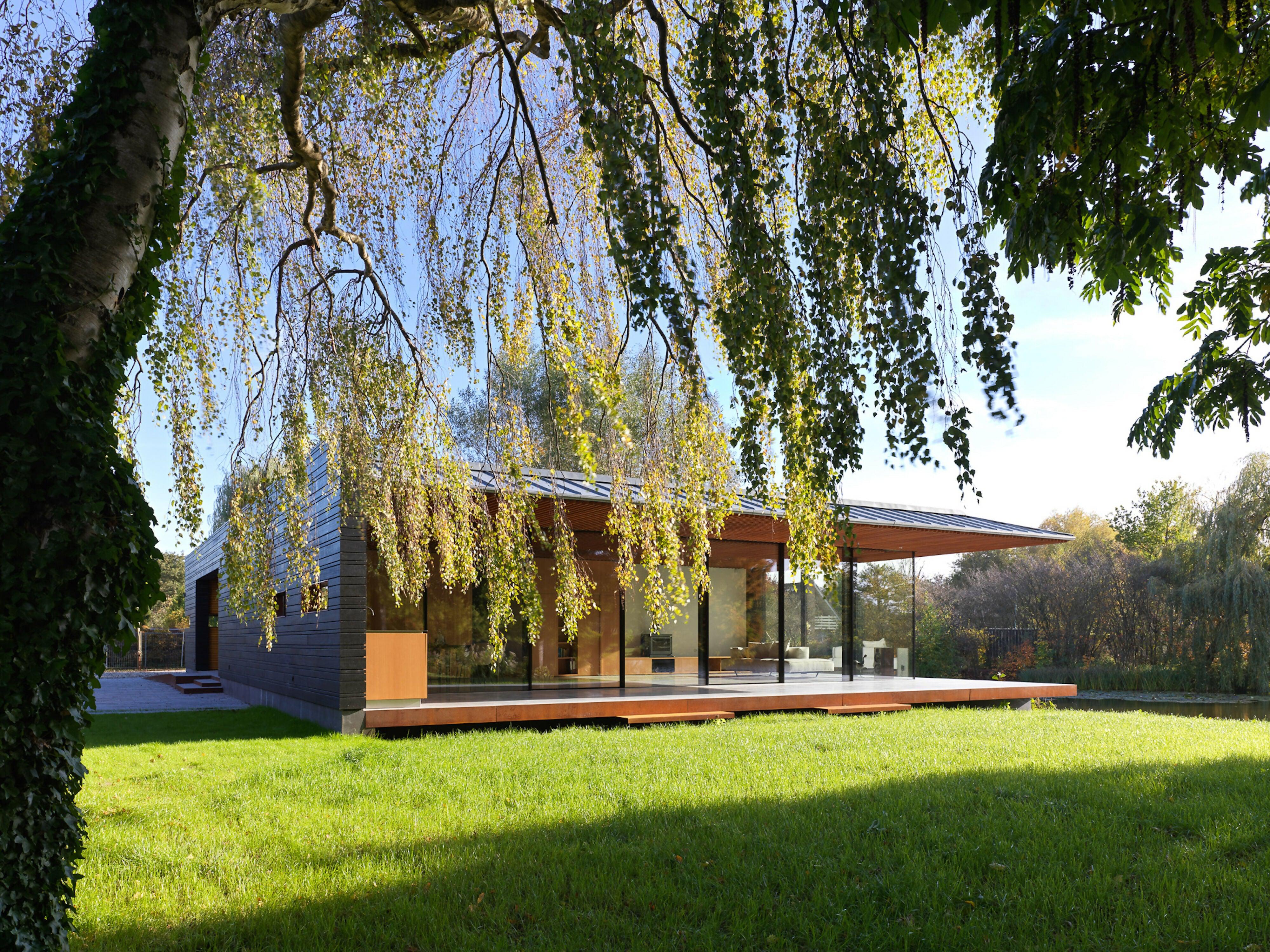 Villa Hilversum-KELLER minimal windows® by Kumasol-aluminium kozijnen,binnen buiten verbinding,Exterieur,Glasspecialist,glazen gevel,luxe woning,moderne villa hilversum,open leefruimte,strakke architectuur,veel daglicht,villa aan het water-OBLY