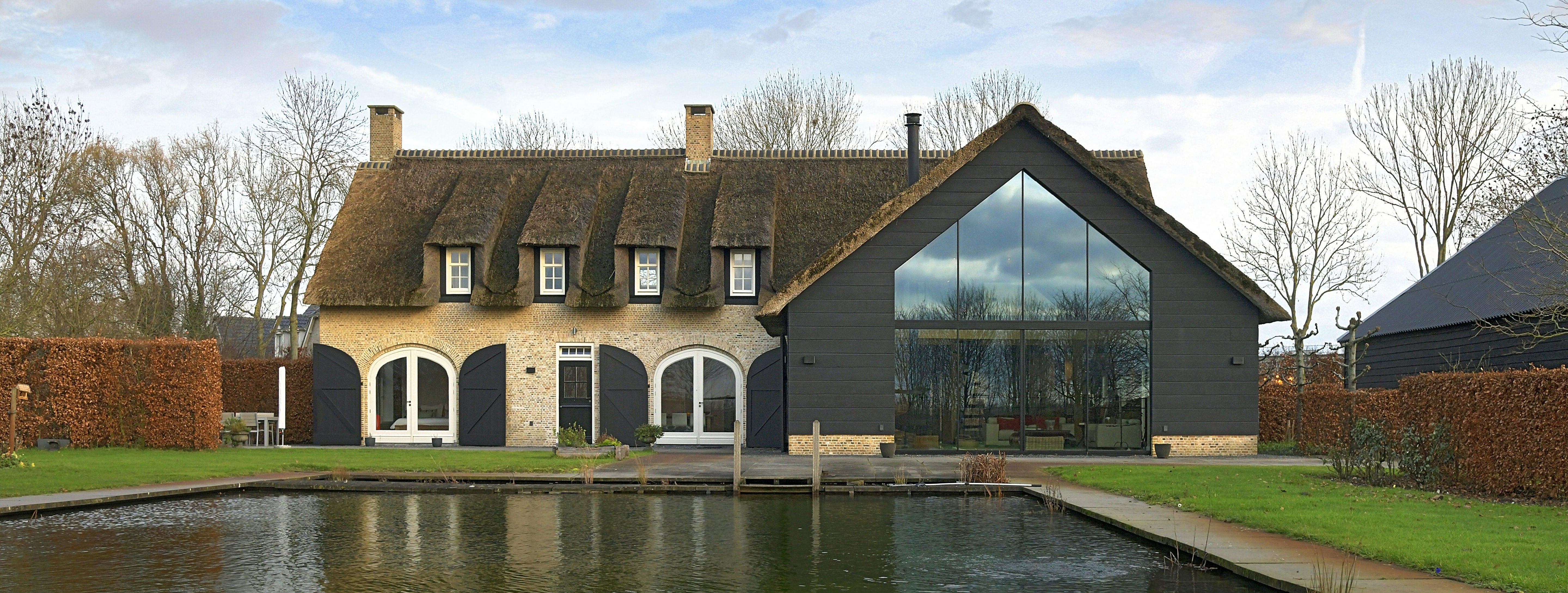 Villa Prinsenbeek-KELLER minimal windows® by Kumasol-architectuur villa,exclusieve woning,grote raampartijen,landelijke villa,licht interieur,luxe villa tuin,Minimal windows werken.,moderne landelijke woning,rieten dak,villa aan het water,Woonkamer-Villa Prinsenbeek-OBLY