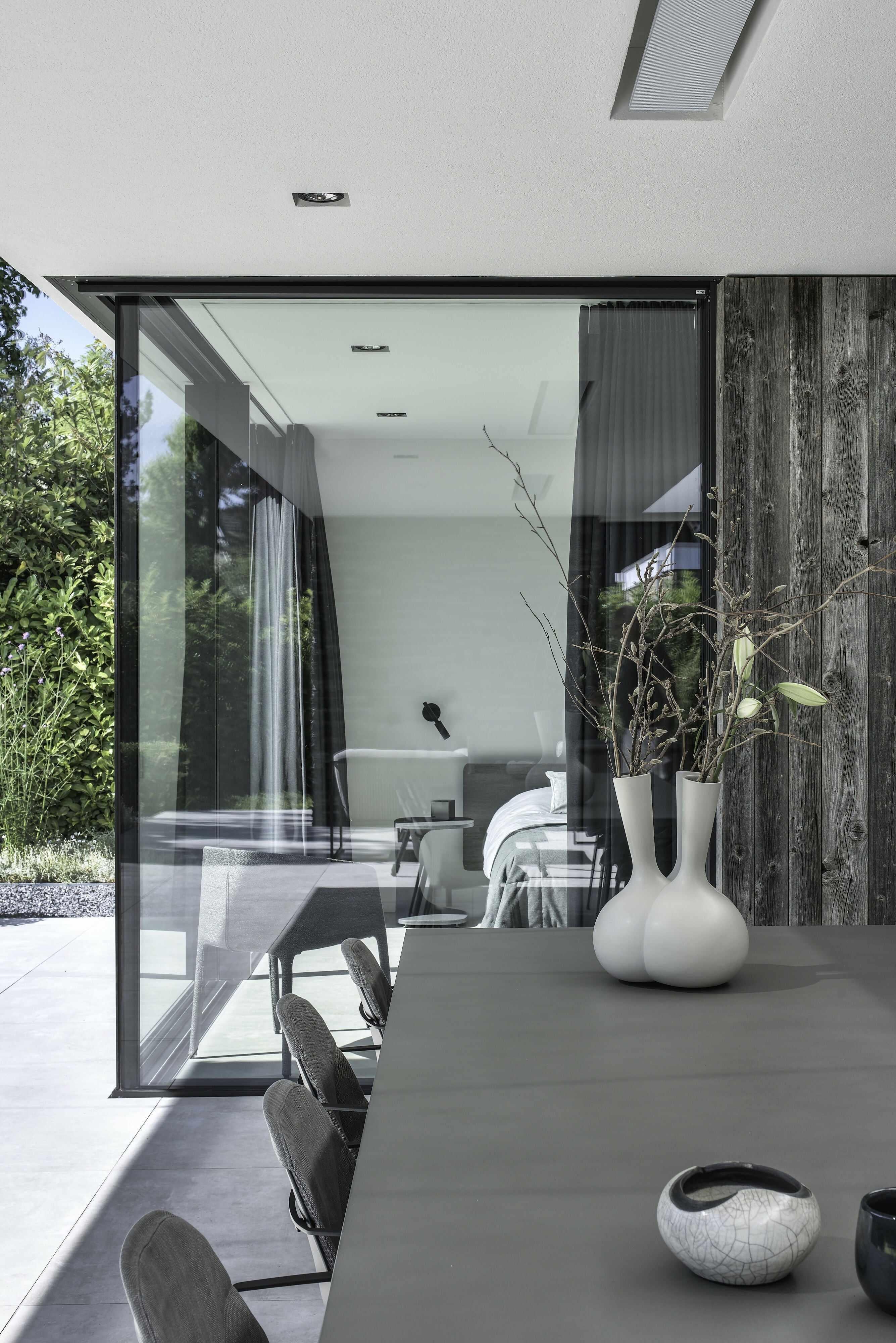 Villa Zevenbergen-KELLER minimal windows® by Kumasol-aluminium kozijnen,binnen buiten verbinding,Exterieur,glazen hoekpui,luxe slaapkamer,minimalistische architectuur,moderne villa zevenbergen,open leefruimte,strakke woning-OBLY