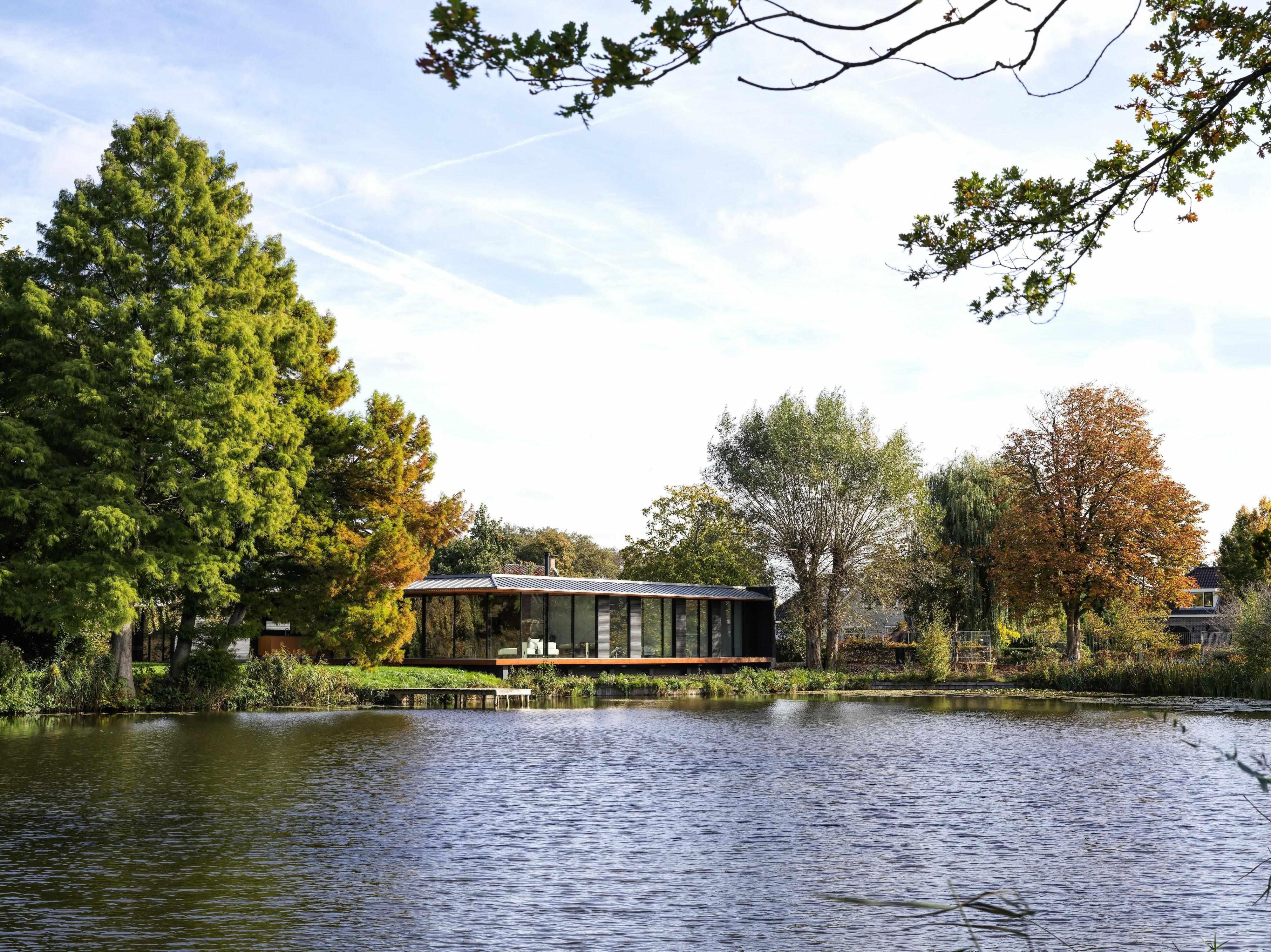 Villa aan het water-KELLER minimal windows® by Kumasol-Exterieur,glaspuien,luxe woning,minimalistische architectuur,moderne villa,open leefruimte,strakke lijnen,uitzicht op water,veel daglicht,villa aan het water-OBLY