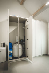 Volledig maatwerk interieur met keuken en kasten-OBLY-InterieurOpMaat,Kastenwand,Kookeiland,LuxeAfwerking,MaatwerkInterieur,ModerneKeuken,OpenLeefruimte-Maatwerk interieur met keuken en kasten | Interieur-OBLY