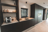 Volledig maatwerk interieur met keuken en kasten-OBLY-InterieurOpMaat,Kastenwand,Kookeiland,LuxeAfwerking,MaatwerkInterieur,ModerneKeuken,OpenLeefruimte-Maatwerk interieur met keuken en kasten | Interieur-OBLY