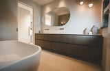 Volledig maatwerk interieur met keuken en kasten-OBLY-InterieurOpMaat,Kastenwand,Kookeiland,LuxeAfwerking,MaatwerkInterieur,ModerneKeuken,OpenLeefruimte-Maatwerk interieur met keuken en kasten | Interieur-OBLY