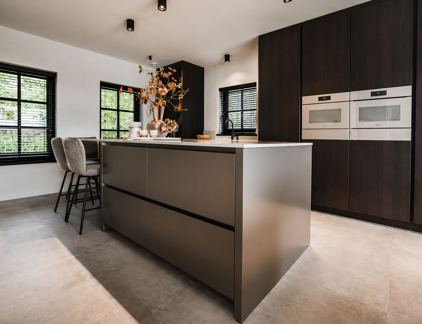 Volledig maatwerk interieur met keuken en kasten-OBLY-InterieurOpMaat,Kastenwand,Kookeiland,LuxeAfwerking,MaatwerkInterieur,ModerneKeuken,OpenLeefruimte-Maatwerk interieur met keuken en kasten | Interieur-OBLY