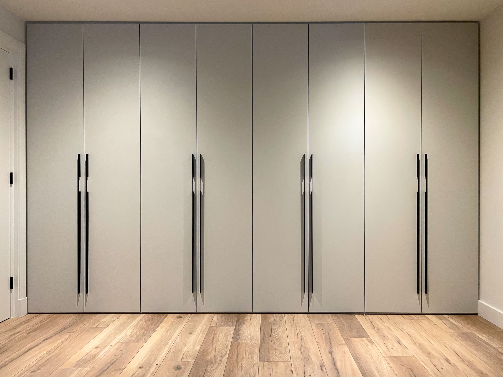 Volledige maatwerk kledingkast over complete wand-JJ interieurs-Inbouwkast,Interieurdesign,Kastwand,Maatwerk kast,Slaapkamer,Wandkast-Maatwerk kledingkast wandvullend | Luxe inbouwkast-OBLY