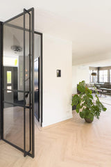 Vrijstaande woning met luxe maatwerk interieur-Joolsdesign-Interieurontwerp,Keuken inspiratie,Keuken met kookeiland,Luxe interieur,Maatwerk kast,maatwerk keuken,totaalinterieur,visgraatvloer,vrijstaande woning,Woningrenovatie,woonkamer inspiratie,zwarte keuken-Vrijstaande woning met luxe maatwerk interieur | Joolsdesign-OBLY