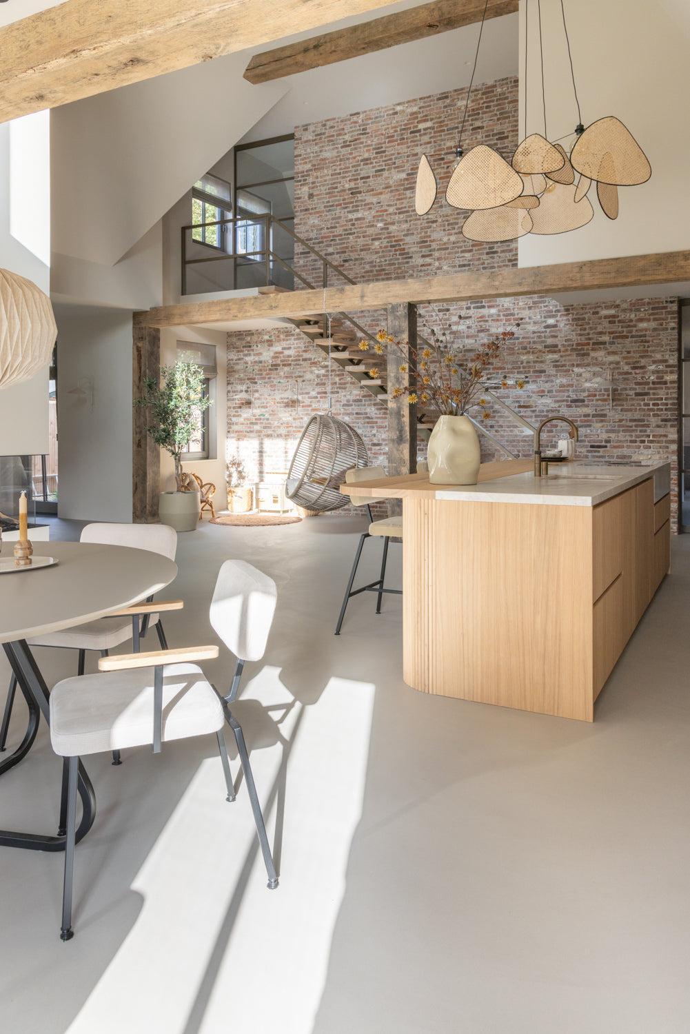 Waar architectuur en interieur samenkomen in een nieuwbouwvilla-BOU Living-eiken details,Keuken,landelijk interieur,leefkeuken,natuurlijke materialen,nieuwbouwwoning,organische keuken-Luxe Landelijke Nieuwbouwwoning met Maatwerk Interieur-OBLY