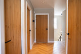 Warm familiehuis met maatwerk interieur van massief hout-Auk Interiors-AUK Interiors,binnendeuren,Exclusief wonen,Familiehuis,groene keuken,houten kasten,Houten keuken,Interieurbouw,Interieurontwerp,Keuken,luxe woonkeuken,Maatwerk interieur,maatwerk keuken,Massief hout,modern interieur,natuurlijke materialen,tijdloos interieur,vakmanschap,woninginrichting,Woonkamer-Warm familiehuis met maatwerk interieur | AUK Interiors-OBLY