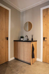 Warm familiehuis met maatwerk interieur van massief hout-Auk Interiors-AUK Interiors,binnendeuren,Exclusief wonen,Familiehuis,groene keuken,houten kasten,Houten keuken,Interieurbouw,Interieurontwerp,Keuken,luxe woonkeuken,Maatwerk interieur,maatwerk keuken,Massief hout,modern interieur,natuurlijke materialen,tijdloos interieur,vakmanschap,woninginrichting,Woonkamer-Warm familiehuis met maatwerk interieur | AUK Interiors-OBLY