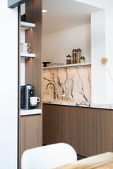 Warm minimalistisch interieur met maatwerk keuken-BINTH INTERIEURONTWERP-interieur ontwerp keuken,keuken met marmer,maatwerk keuken,moderne keuken-Warm minimalistisch interieur met houten maatwerk keuken-OBLY