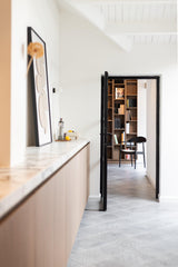 Warm minimalistisch interieur met maatwerk keuken-BINTH INTERIEURONTWERP-interieur ontwerp keuken,keuken met marmer,maatwerk keuken,moderne keuken-Warm minimalistisch interieur met houten maatwerk keuken-OBLY
