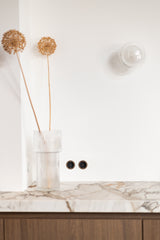Warm minimalistisch interieur met maatwerk keuken-BINTH INTERIEURONTWERP-interieur ontwerp keuken,keuken met marmer,maatwerk keuken,moderne keuken-Warm minimalistisch interieur met houten maatwerk keuken-OBLY