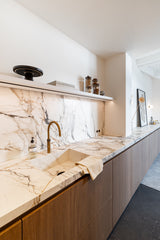 Warm minimalistisch interieur met maatwerk keuken-BINTH INTERIEURONTWERP-interieur ontwerp keuken,keuken met marmer,maatwerk keuken,moderne keuken-Warm minimalistisch interieur met houten maatwerk keuken-OBLY