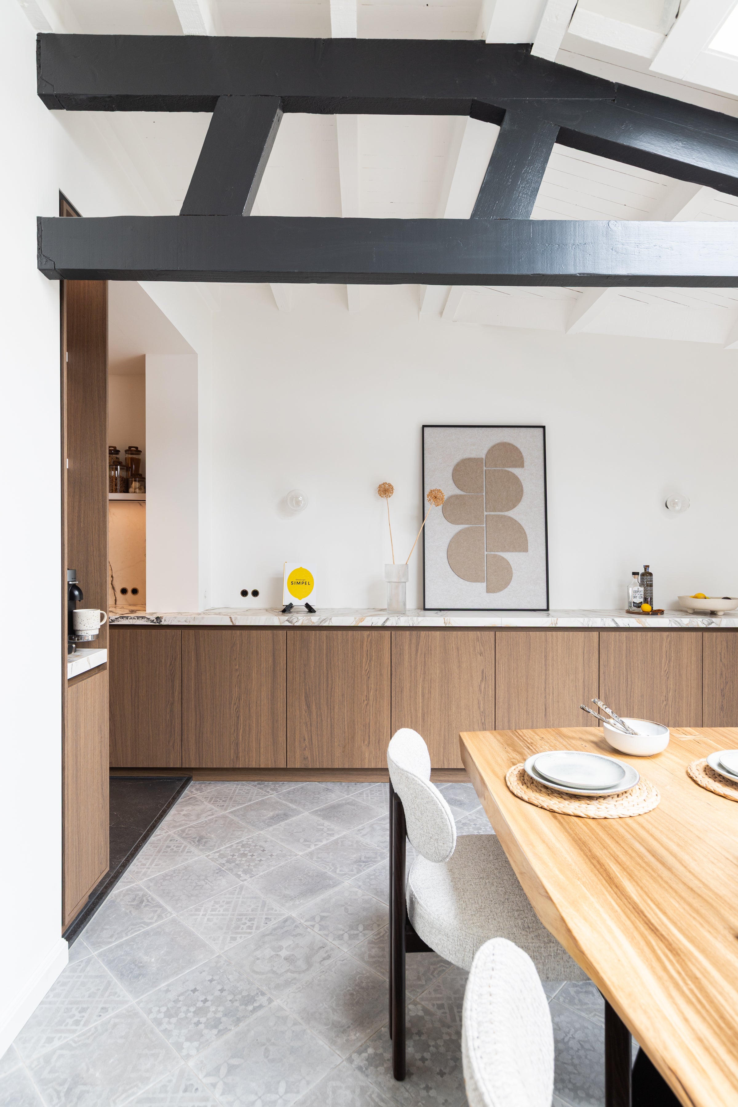 Warm minimalistisch interieur met maatwerk keuken-BINTH INTERIEURONTWERP-interieur ontwerp keuken,keuken met marmer,maatwerk keuken,moderne keuken-Warm minimalistisch interieur met houten maatwerk keuken-OBLY
