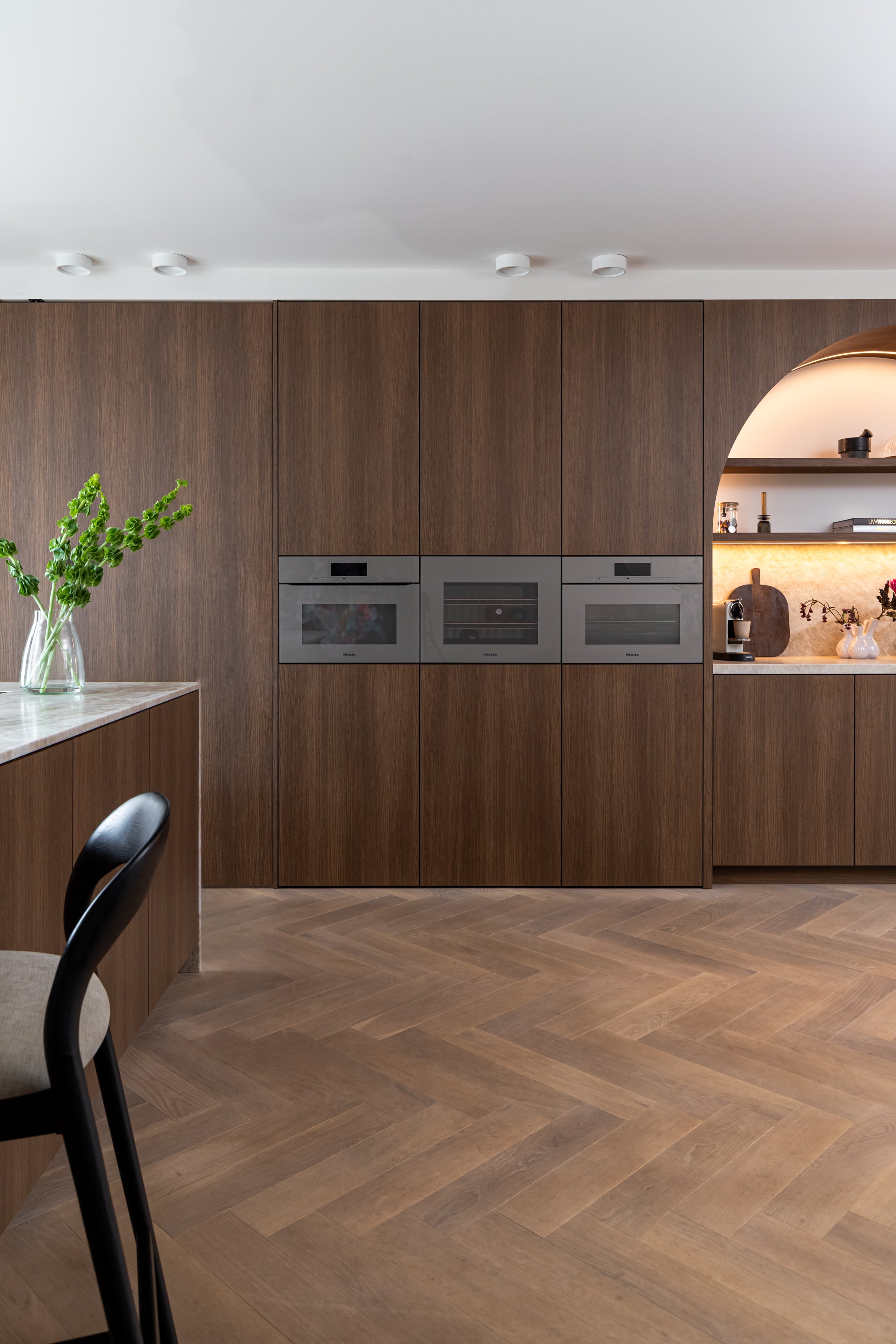 Warm modern interieur met maatwerk keuken-BINTH Interieurontwerp-interieur ontwerp,keuken met eiland,luxe keuken ontwerp,maatwerk keuken,moderne keuken,warm interieur-Warm modern interieur met maatwerk keuken en houten kasten-OBLY