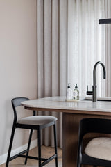 Warm modern interieur met maatwerk keuken-BINTH Interieurontwerp-interieur ontwerp,keuken met eiland,luxe keuken ontwerp,maatwerk keuken,moderne keuken,warm interieur-Warm modern interieur met maatwerk keuken en houten kasten-OBLY
