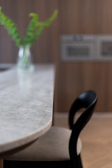 Warm modern interieur met maatwerk keuken-BINTH Interieurontwerp-interieur ontwerp,keuken met eiland,luxe keuken ontwerp,maatwerk keuken,moderne keuken,warm interieur-Warm modern interieur met maatwerk keuken en houten kasten-OBLY