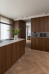 Warm modern interieur met maatwerk keuken-BINTH Interieurontwerp-interieur ontwerp,keuken met eiland,luxe keuken ontwerp,maatwerk keuken,moderne keuken,warm interieur-Warm modern interieur met maatwerk keuken en houten kasten-OBLY