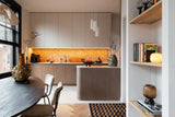 Warm modern interieur met maatwerk keuken-studio stylez-design-verlichting,eiken-vloer,keukenontwerp,luxe-interieur,maatwerk-keuken,modern-interieur,stadswoning,visgraat-vloer,warm-interieur,Woonkamer,woonruimte,zwarte-kozijnen-OBLY