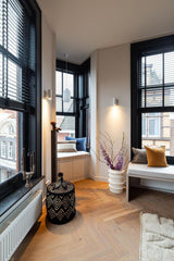 Warm modern interieur met maatwerk keuken-studio stylez-design-verlichting,eiken-vloer,keukenontwerp,luxe-interieur,maatwerk-keuken,modern-interieur,stadswoning,visgraat-vloer,warm-interieur,Woonkamer,woonruimte,zwarte-kozijnen-OBLY
