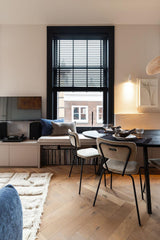 Warm modern interieur met maatwerk keuken-studio stylez-design-verlichting,eiken-vloer,keukenontwerp,luxe-interieur,maatwerk-keuken,modern-interieur,stadswoning,visgraat-vloer,warm-interieur,Woonkamer,woonruimte,zwarte-kozijnen-OBLY