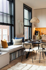 Warm modern interieur met maatwerk keuken-studio stylez-design-verlichting,eiken-vloer,keukenontwerp,luxe-interieur,maatwerk-keuken,modern-interieur,stadswoning,visgraat-vloer,warm-interieur,Woonkamer,woonruimte,zwarte-kozijnen-OBLY
