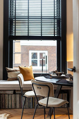 Warm modern interieur met maatwerk keuken-studio stylez-design-verlichting,eiken-vloer,keukenontwerp,luxe-interieur,maatwerk-keuken,modern-interieur,stadswoning,visgraat-vloer,warm-interieur,Woonkamer,woonruimte,zwarte-kozijnen-OBLY