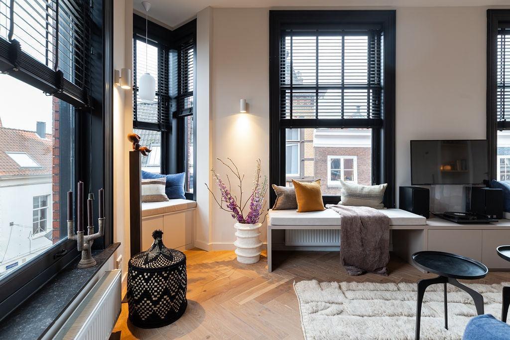 Warm modern interieur met maatwerk keuken-studio stylez-design-verlichting,eiken-vloer,keukenontwerp,luxe-interieur,maatwerk-keuken,modern-interieur,stadswoning,visgraat-vloer,warm-interieur,Woonkamer,woonruimte,zwarte-kozijnen-OBLY