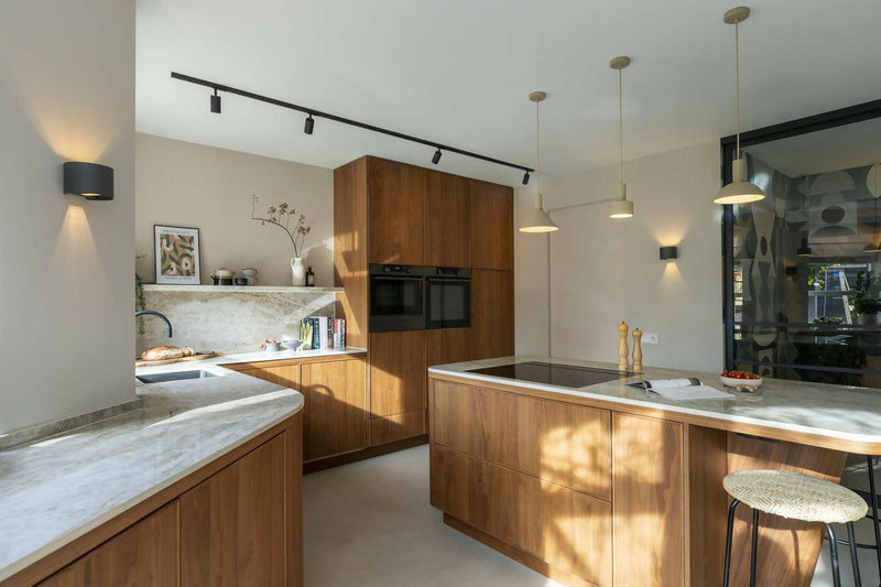 Warme Leefkeuken & Bijkeuken in Mereno Notenfineer-OBLY-altare keuken,mereno,milano bijkeuken,notenfineer keuken-Warme Leefkeuken met Eiland & Bijkeuken in Notenfineer-OBLY