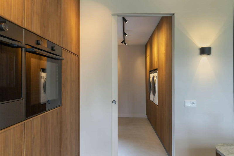 Warme Leefkeuken & Bijkeuken in Mereno Notenfineer-OBLY-altare keuken,mereno,milano bijkeuken,notenfineer keuken-Warme Leefkeuken met Eiland & Bijkeuken in Notenfineer-OBLY