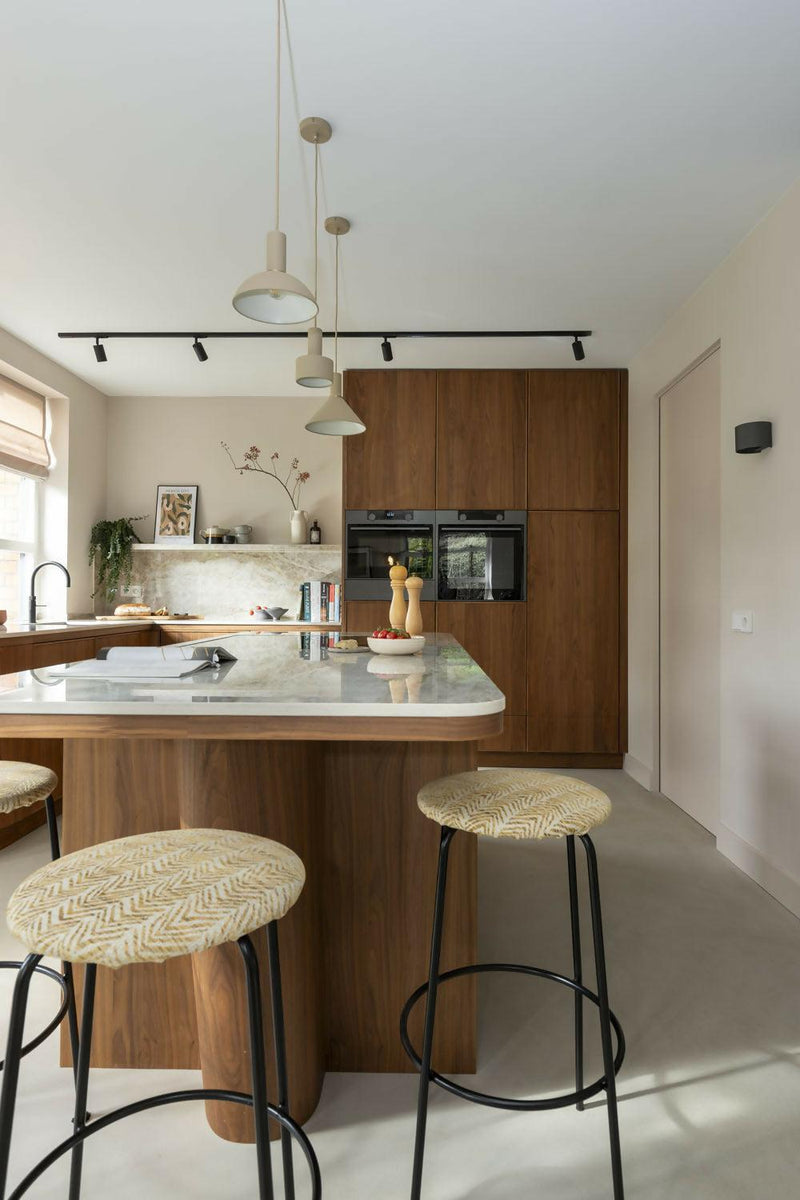 Warme Leefkeuken & Bijkeuken in Mereno Notenfineer-OBLY-altare keuken,mereno,milano bijkeuken,notenfineer keuken-Warme Leefkeuken met Eiland & Bijkeuken in Notenfineer-OBLY