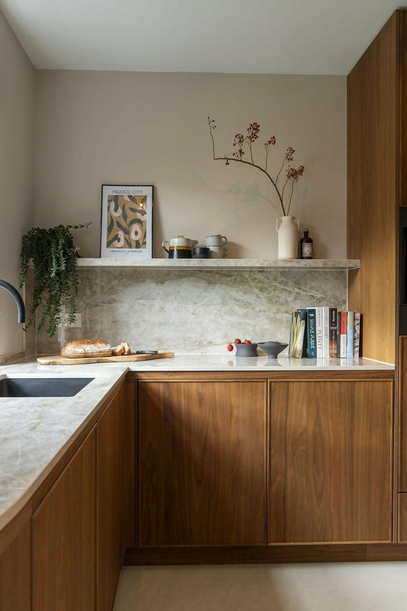 Warme Leefkeuken & Bijkeuken in Mereno Notenfineer-OBLY-altare keuken,mereno,milano bijkeuken,notenfineer keuken-Warme Leefkeuken met Eiland & Bijkeuken in Notenfineer-OBLY