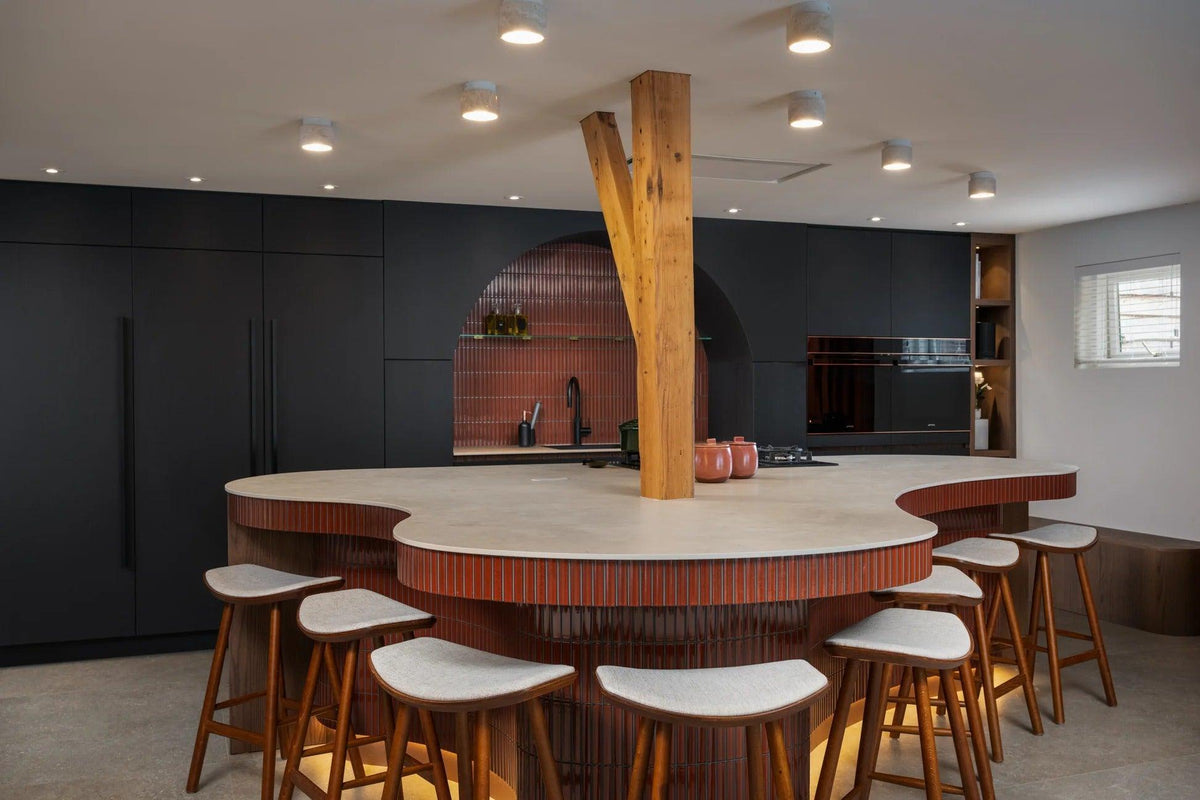 Warme designkeuken met organisch kookeiland-Perfekt Interieur-design keuken,keuken design,kookeiland keuken,leefkeuken,luxe keuken,maatwerk keuken,moderne keuken-Designkeuken met organisch kookeiland-OBLY