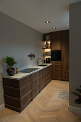 Warme maatwerk keuken met eiken hout en strak werkblad-Meubellen-eiken hout,interieur keuken,Keuken,keuken design,luxe afwerking,maatwerk keuken,moderne keuken,strakke keuken,warme uitstraling-Maatwerk eiken keuken met moderne afwerking-OBLY