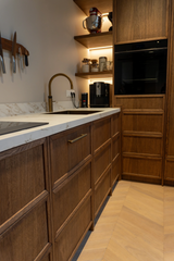 Warme maatwerk keuken met eiken hout en strak werkblad-Meubellen-eiken hout,interieur keuken,Keuken,keuken design,luxe afwerking,maatwerk keuken,moderne keuken,strakke keuken,warme uitstraling-Maatwerk eiken keuken met moderne afwerking-OBLY