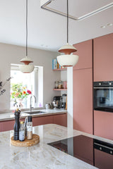 Warme maatwerk keuken met roze fronten en walnotenhout-Witteveen interieur architecten-Keuken,luxe keuken ontwerp,maatwerk keuken,moderne woonkeuken,roze keuken,tv wand op maat,walnotenhout interieur,warme wooninspiratie-Warme Maatwerk Keuken met Roze Fronten en Walnotenhout-OBLY