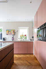 Warme maatwerk keuken met roze fronten en walnotenhout-Witteveen interieur architecten-Keuken,luxe keuken ontwerp,maatwerk keuken,moderne woonkeuken,roze keuken,tv wand op maat,walnotenhout interieur,warme wooninspiratie-Warme Maatwerk Keuken met Roze Fronten en Walnotenhout-OBLY