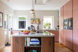 Warme maatwerk keuken met roze fronten en walnotenhout-Witteveen interieur architecten-Keuken,luxe keuken ontwerp,maatwerk keuken,moderne woonkeuken,roze keuken,tv wand op maat,walnotenhout interieur,warme wooninspiratie-Warme Maatwerk Keuken met Roze Fronten en Walnotenhout-OBLY