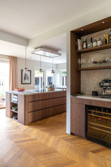 Warme maatwerk keuken met roze fronten en walnotenhout-Witteveen interieur architecten-Keuken,luxe keuken ontwerp,maatwerk keuken,moderne woonkeuken,roze keuken,tv wand op maat,walnotenhout interieur,warme wooninspiratie-Warme Maatwerk Keuken met Roze Fronten en Walnotenhout-OBLY