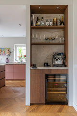 Warme maatwerk keuken met roze fronten en walnotenhout-Witteveen interieur architecten-Keuken,luxe keuken ontwerp,maatwerk keuken,moderne woonkeuken,roze keuken,tv wand op maat,walnotenhout interieur,warme wooninspiratie-Warme Maatwerk Keuken met Roze Fronten en Walnotenhout-OBLY
