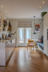Warme maatwerk keuken met zitnis en visgraatvloer-Mave-maatwerk keuken,moderne keuken,visgraatvloer,zitnis keuken-OBLY