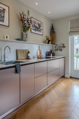 Warme maatwerk keuken met zitnis en visgraatvloer-Mave-maatwerk keuken,moderne keuken,visgraatvloer,zitnis keuken-OBLY