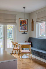 Warme maatwerk keuken met zitnis en visgraatvloer-Mave-maatwerk keuken,moderne keuken,visgraatvloer,zitnis keuken-OBLY
