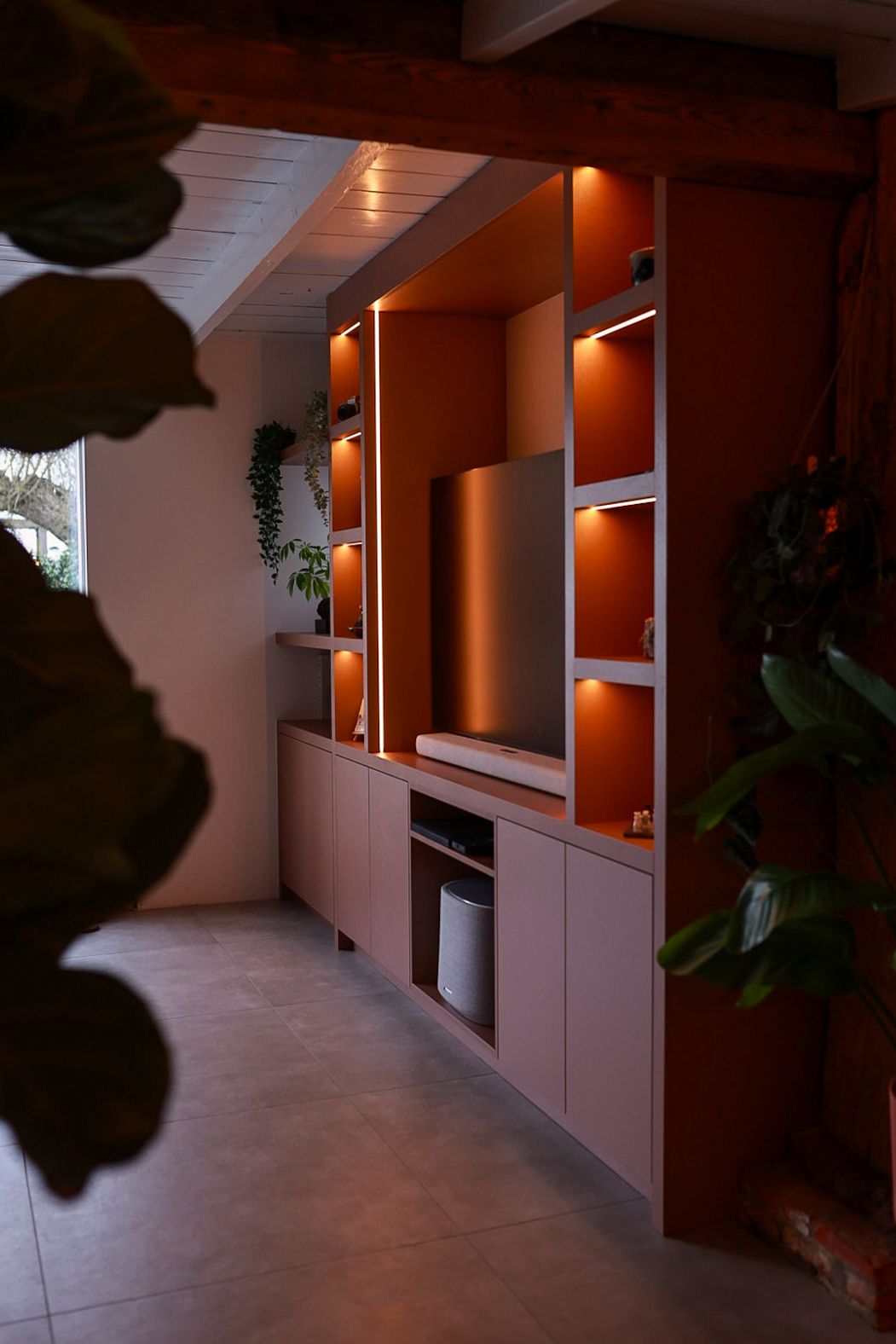 Warme maatwerkwand met nisjes en sfeerverlichting-woodendream-maatwerkwandkast,nisjes,tv wand kast,wandmeubel,warme uitstraling-Maatwerkwandkast met nisjes en warme verlichting-OBLY