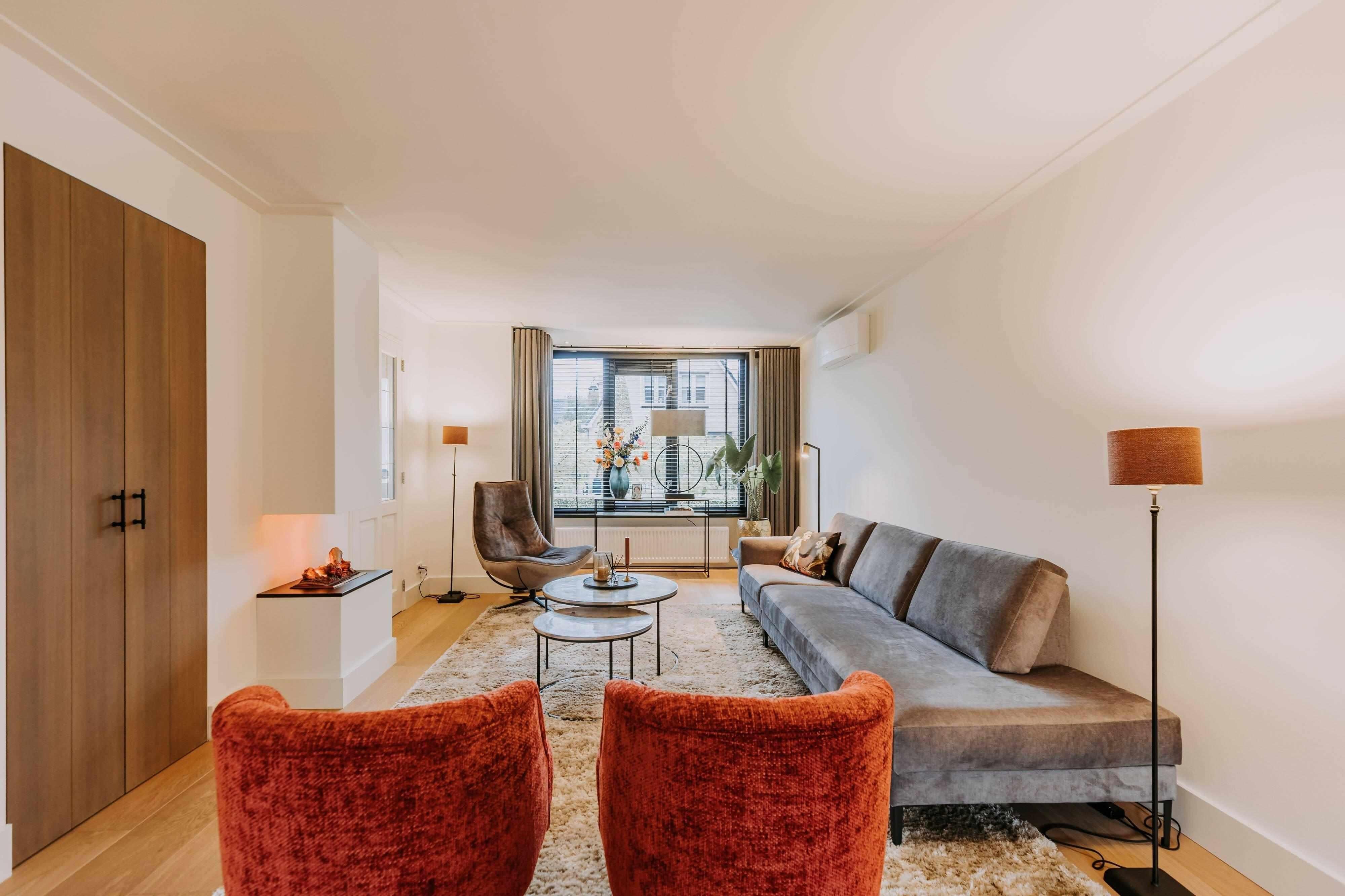 Warme woonkamer met oranje accenten-VAN WOLFSWINKEL WONEN-exclusieve woonruimte details,luxe interieur design,moderne woonkamer inrichting,sfeervolle leefruimte,stijlvolle design meubels,warme natuurlijke tinten,warme woonkamer inspiratie,Woonkamer,woonkamer met oranje accenten-Warme woonkamer met oranje accenten-OBLY